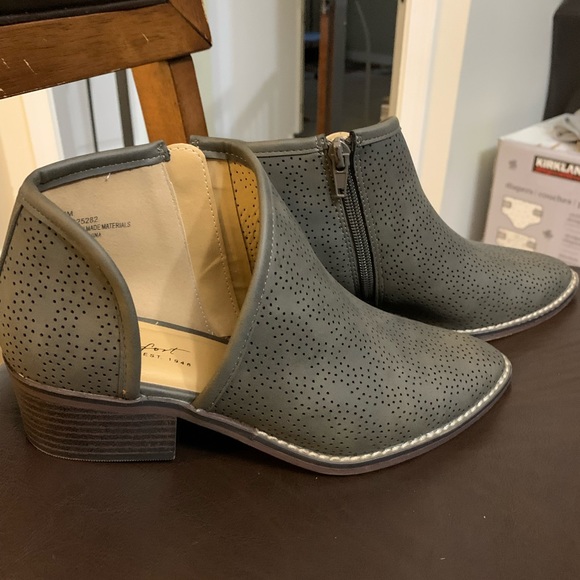 ❌SOLD❌Booties - Picture 1 of 7